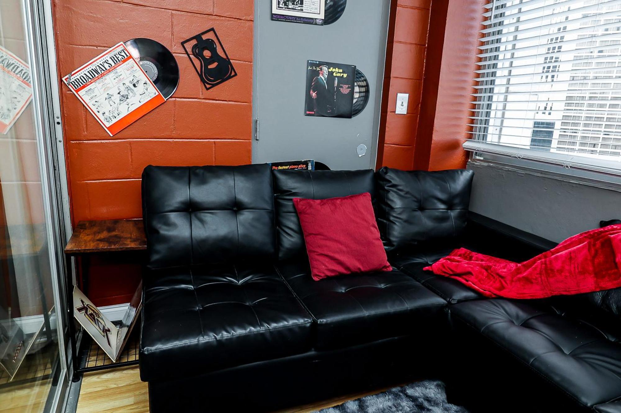 Highrise Dtwn 3 Bed W King Bed Apartment