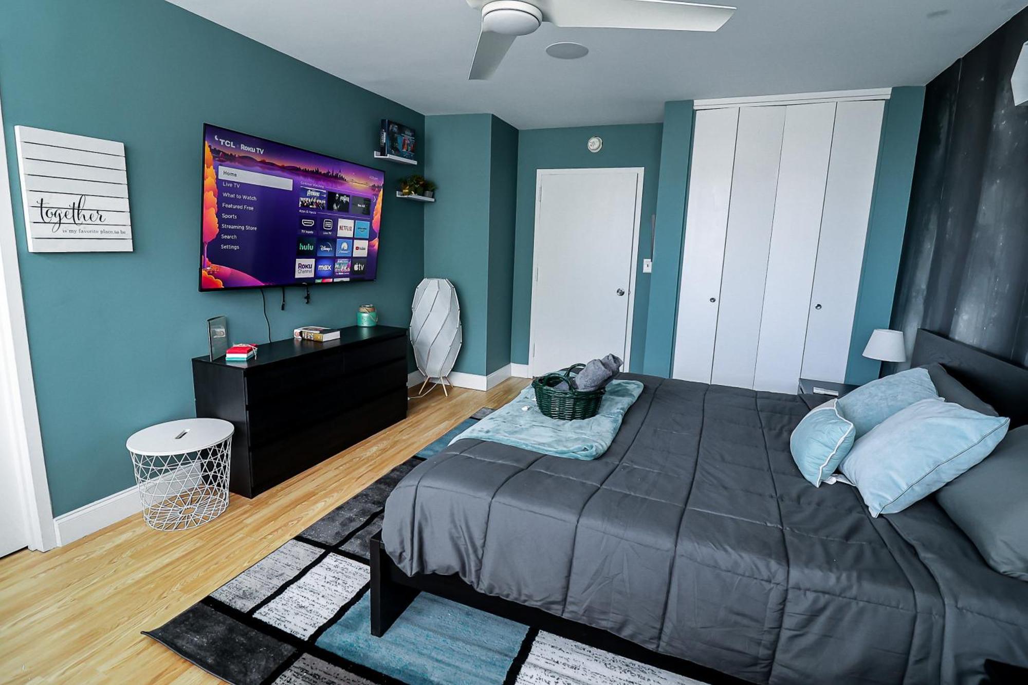 Highrise Dtwn 3 Bed W King Bed Apartment